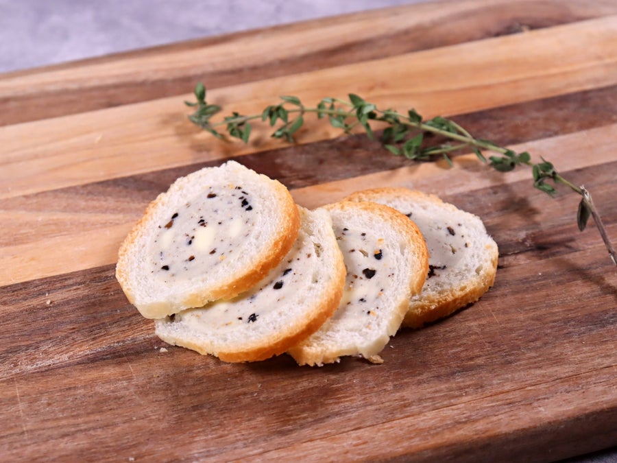 トリュフ・黒トリュフ塩のバターをバゲットに「詰めた」洋風おつまみ