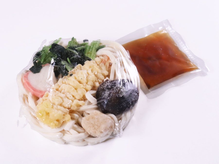 鍋でもレンジでも調理可能な、具付きの鍋焼きうどん