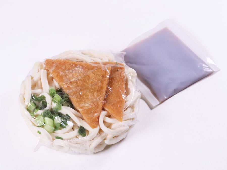 鍋でもレンジでも調理可能な、具付きのきつねうどん