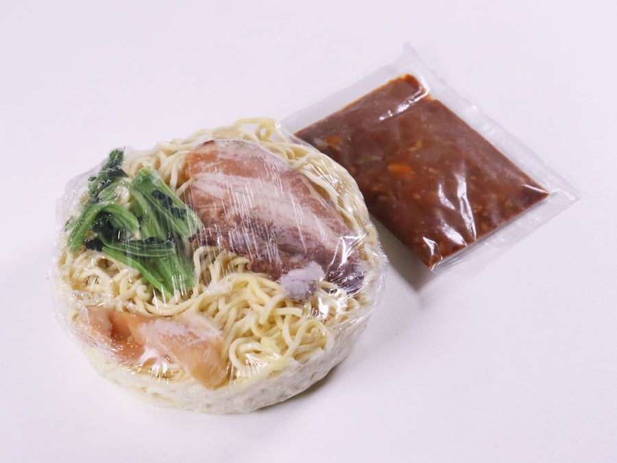 鍋でもレンジでも調理可能な、具付きのラーメン