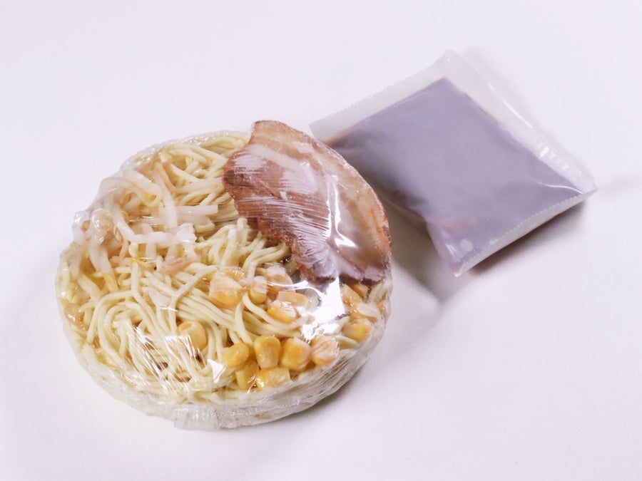 鍋でもレンジでも調理可能な、具付きのラーメン