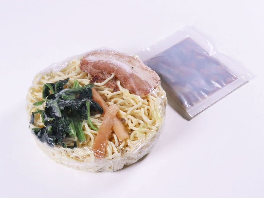 鍋でもレンジでも調理可能な、具付きのラーメン