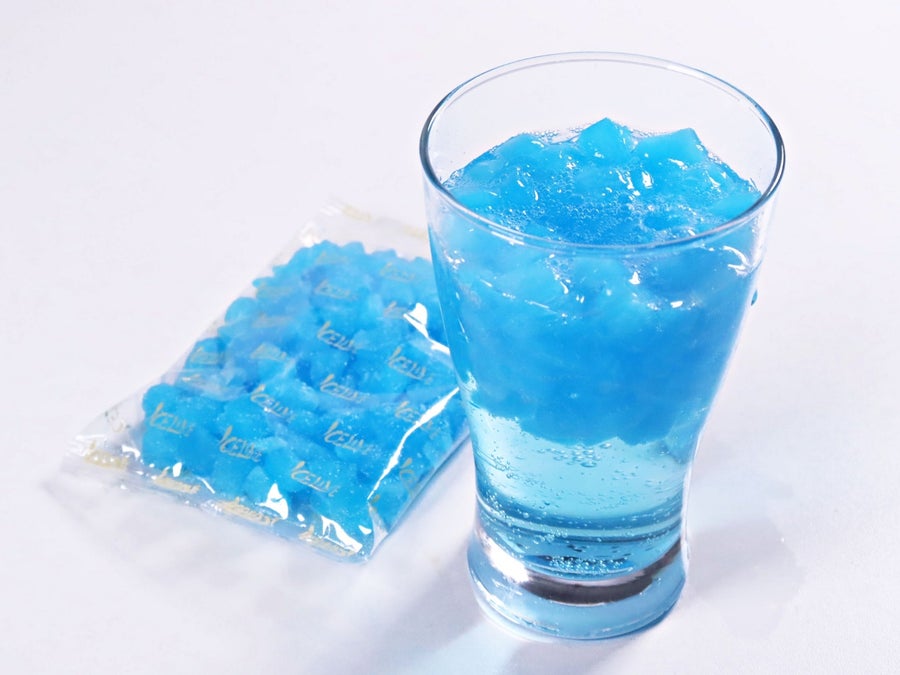 炭酸飲料やアルコールドリンクに溶かしながら楽しむ、味付きチップアイス