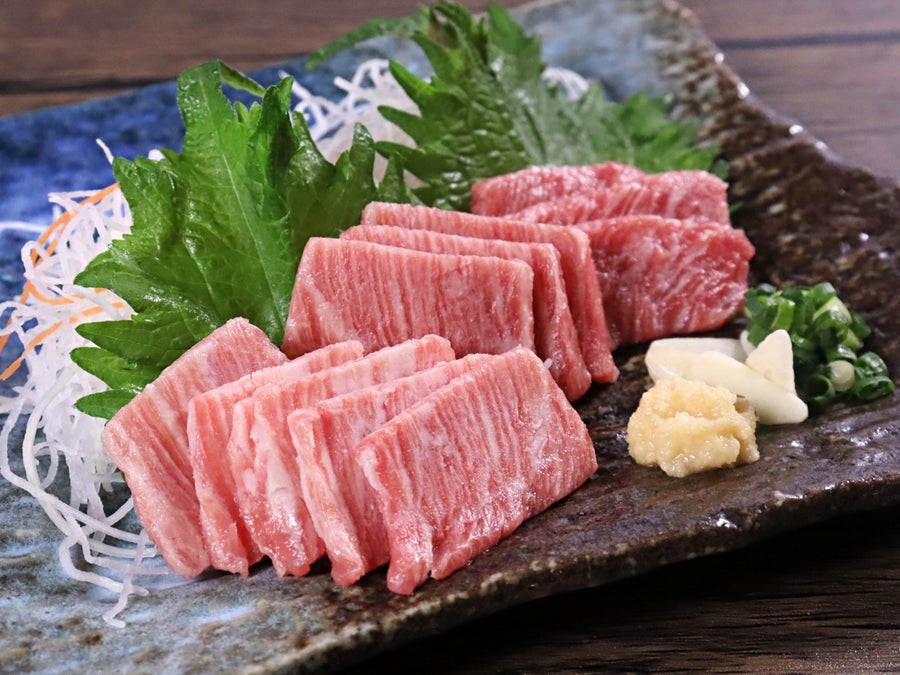 トロける馬脂を味わえる霜降り加工馬刺し