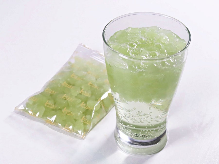 炭酸飲料やアルコールドリンクに溶かしながら楽しむ、味付きチップアイス