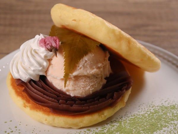 レンジで簡単♪ 桜アイスのパンケーキ