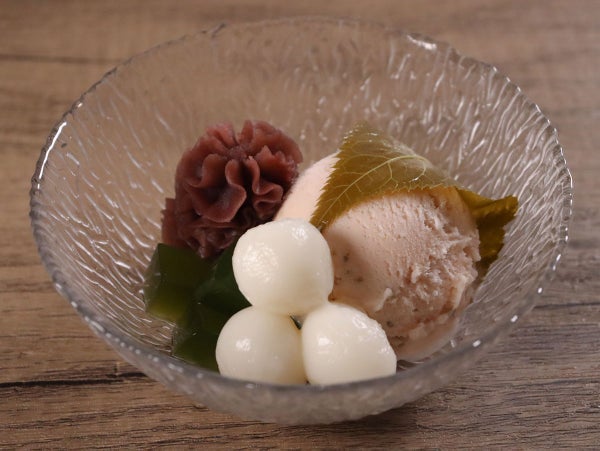 桜アイスの白玉ぜんざい風