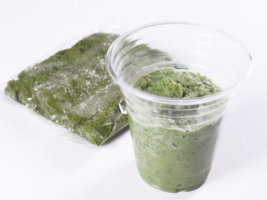 ミルクを加えて混ぜるだけ！ミキサーいらずでフローズンドリンクが作れる「フラペの素」です。