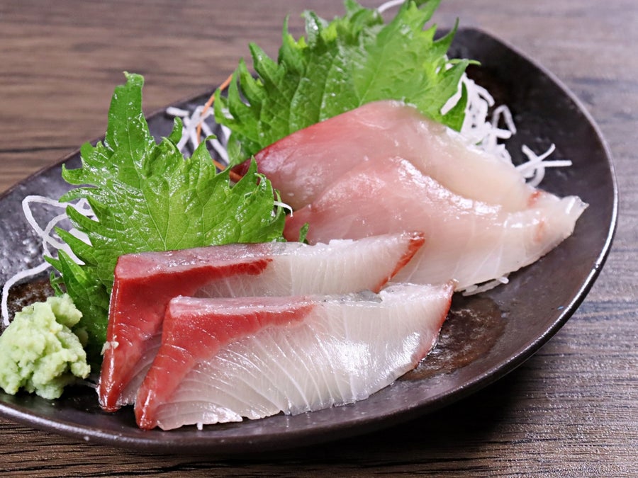 特許技術"超冷薫"で完全血抜きした冷凍ぶりをスライス加工