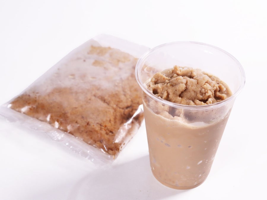 ミルクを加えて混ぜるだけ！ミキサーいらずでフローズンドリンクが作れる「フラペの素」です。