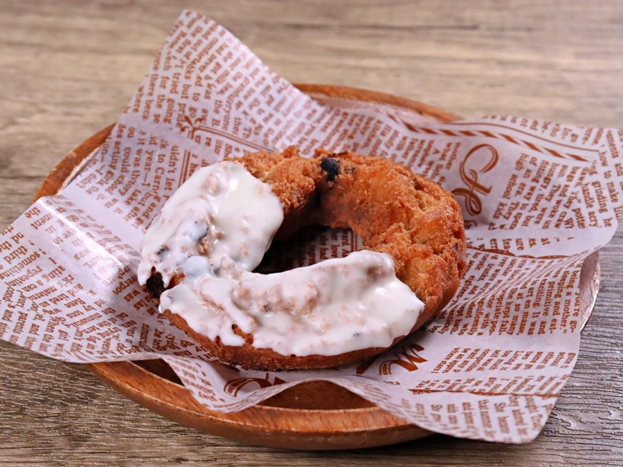 ココアクッキー入りの「オールドファッション」にホワイトチョコをコーティングしました。