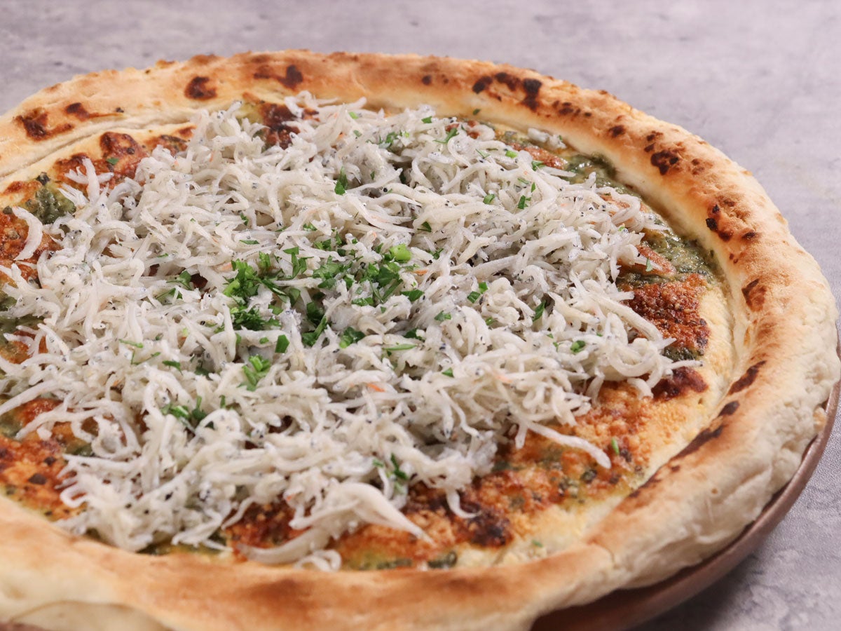 たっぷりしらすのジェノベーゼピザ