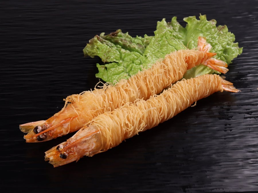 「エンジェルヘア（天使の髪）」とも呼ばれるカダイフを巻いた美しいえびフライ