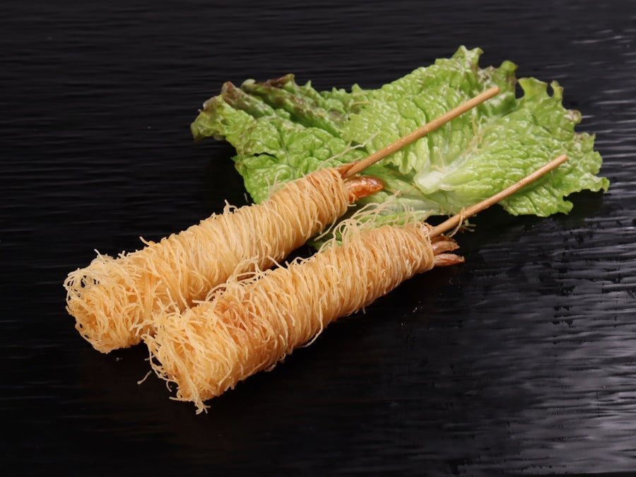 「エンジェルヘア（天使の髪）」とも呼ばれるカダイフを巻いた美しい串フライ